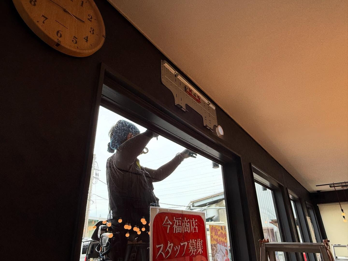 川越市今福にあるラーメン屋さんでのエアコン取り付け工事が無事